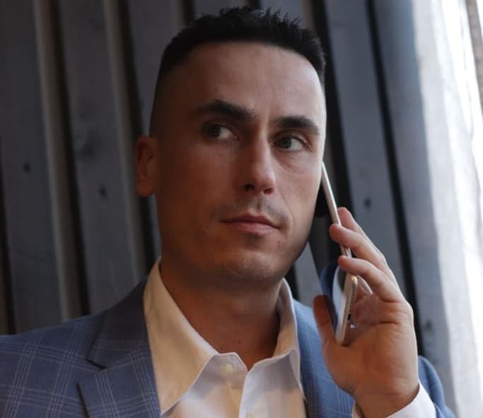 Павел Бахолдин обсуждает проект с командой